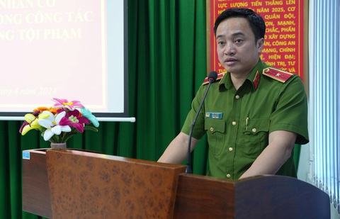 Thưởng 'nóng' lực lượng công an giải cứu hai bé gái bị dẫn dụ ở quận 1- Ảnh 2. Thiếu tướng Mai Hoàng biểu dương thành tích mà các đơn vị, cá nhân lập được - Ảnh: CACC
