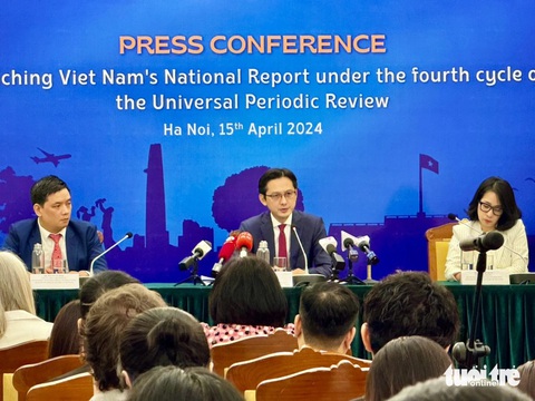 Bác bỏ thông tin sai lệch về quyền con người, Việt Nam chuẩn bị đối thoại với các nước- Ảnh 1. Thứ trưởng Bộ Ngoại giao Đỗ Hùng Việt chủ trì cuộc họp báo công bố báo cáo quốc gia theo cơ chế UPR chu kỳ IV ngày 15-4 - Ảnh: DUY LINH