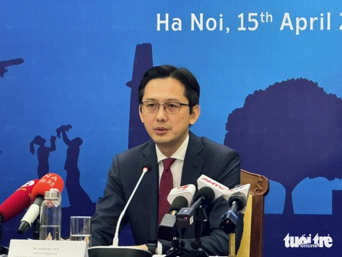 Bác bỏ thông tin sai lệch về quyền con người, Việt Nam chuẩn bị đối thoại với các nước- Ảnh 2. Thứ trưởng Bộ Ngoại giao Đỗ Hùng Việt đã trả lời nhiều câu hỏi tại họp báo về quá trình xây dựng báo cáo, vai trò của Việt Nam tại Hội đồng Nhân quyền Liên Hiệp Quốc, những khó khăn và thách thức của Việt Nam - Ảnh: DUY LINH