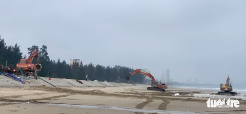 Múc 'chui' cát biển để làm kè biển Cửa Lò, tạo hố sâu 2m- Ảnh 2. Máy móc tại hiện trường múc cát trái phép ở vùng biển Cửa Lò - Ảnh: Bạn đọc cung cấp