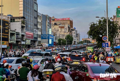Cửa ngõ sân bay Tân Sơn Nhất 'chật như nêm' chiều đầu tuần- Ảnh 3. Đoạn cầu vượt thép Cộng Hòa - Hoàng Hoa Thám được rào chắn, phân luồng một chiều vào giờ cao điểm nhưng tình trạng ùn ứ giao thông vẫn xảy ra do lượng lớn xe cộ đi lại