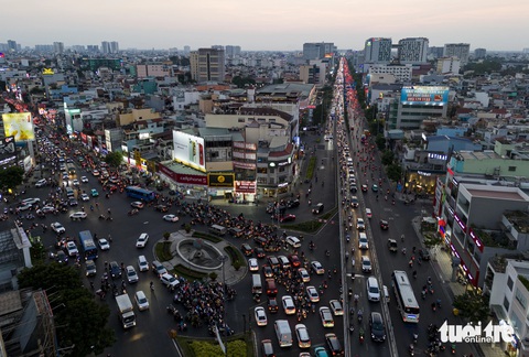Cửa ngõ sân bay Tân Sơn Nhất 'chật như nêm' chiều đầu tuần- Ảnh 4. Tại khu vực vòng xoay Lăng Cha Cả, công viên Hoàng Văn Thụ, xe cộ đông dần về chiều tối