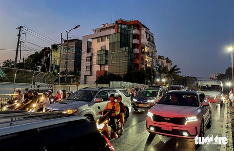 Cửa ngõ sân bay Tân Sơn Nhất 'chật như nêm' chiều đầu tuần- Ảnh 6. Để giảm ùn ứ giao thông, cơ quan chức năng đã xây tạm một cây cầu thép (thông xe ngày hôm qua 14-4)