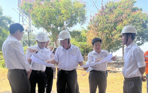 Nỗ lực hoàn thành đường dây 220kV Cát Lái - Tân Cảng, ổn định cấp điện- Ảnh 1. Ông Phạm Quốc Bảo - chủ tịch HĐTV Tổng công ty Điện lực TP.HCM (giữa) - kiểm tra dự án đường dây 220kV Cát Lái - Tân Cảng - Ảnh: ANH VIỆT