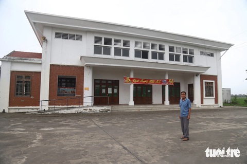 Cựu cán bộ thôn vướng án vì giao thầu đất lấy tiền làm đường, 300 người dân làm đơn xin giảm nhẹ- Ảnh 2. Nhà văn hóa thôn Vệ Xá được xây dựng từ nguồn tiền giao thầu đất nông nghiệp cho các hộ dân trên địa bàn - Ảnh: DANH TRỌNG