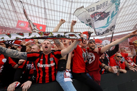Bayer Leverkusen lần đầu vô địch Bundesliga- Ảnh 2. Niềm vui vỡ òa của CĐV Bayer Leverkusen - Ảnh: REUTERS