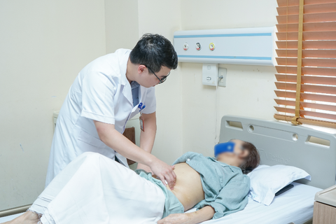 Bác sĩ Bệnh viện E thăm khám cho bệnh nhân sau phẫu thuật - Ảnh: Bệnh viện cung cấp Bác sĩ Bệnh viện E thăm khám cho bệnh nhân sau phẫu thuật - Ảnh: Bệnh viện cung cấp