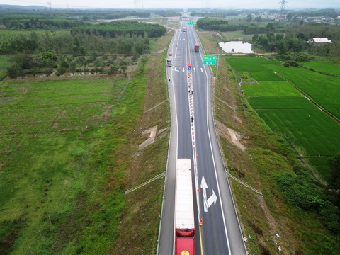 'Xe cộ chạy trên tuyến cao tốc Cam Lộ - La Sơn đã tăng nhanh hơn nhiều so với dự báo thiết kế'- Ảnh 3. Xe chạy trên cao tốc Cam Lộ - La Sơn đã vượt ngưỡng thiết kế, cần phải mở rộng để phục vụ nhu cầu đi lại giai đoạn 2025 - 2030 - Ảnh: V.T