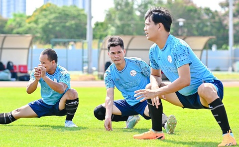 Chơi đá bóng bỏ qua khởi động dễ lãnh hậu quả nghiêm trọng- Ảnh 1. CLB CEO SGFC khởi động trước trận đấu - Ảnh: M.H.