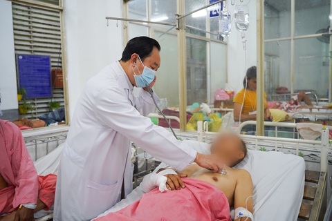 Vụ tai nạn xe chở đoàn Cục Quản lý thị trường TP.HCM: Một người xuất huyết não rất nặng- Ảnh 1. Các bác sĩ đang tích cực điều trị cho một số bệnh nhân trong vụ tai nạn tại tỉnh Kon Tum - Ảnh: Bệnh viện cung cấp