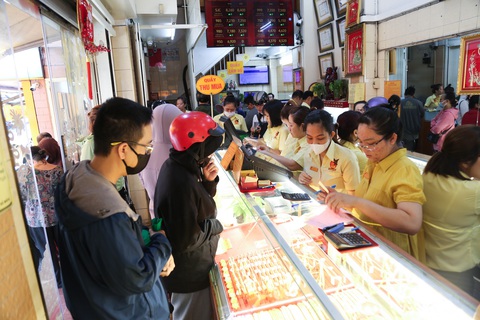 Giá vàng biến động mạnh, tăng giảm hàng triệu đồng/lượng- Ảnh 1. Giá vàng đang biến động mạnh, các chuyên gia khuyến cáo cẩn thận khi lướt sóng vàng - Ảnh: PHƯƠNG QUYÊN