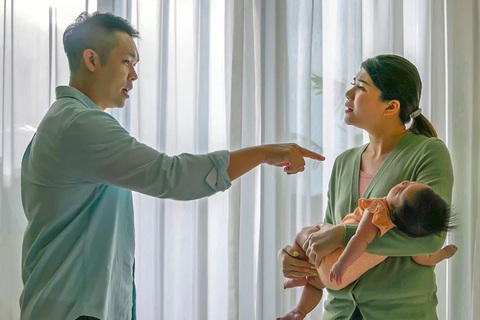 44 triệu người 'hóng' vụ hai vợ chồng cãi nhau vì đặt tên cho con- Ảnh 1. Họ của con trai đầu lòng được đặt theo mẹ đã khiến một cặp vợ chồng ở Trung Quốc tranh cãi mãi không thôi. (Ảnh: Shutterstock/SCMP)