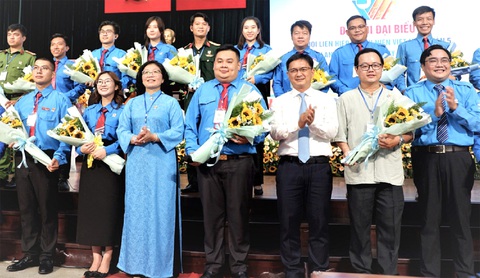 Tặng hoa chúc mừng và ra mắt Ủy ban Hội LHTN Việt Nam quận 5 nhiệm kỳ 2024 - 2029 - Ảnh: K.ANH Tặng hoa chúc mừng và ra mắt Ủy ban Hội LHTN Việt Nam quận 5 nhiệm kỳ 2024 - 2029 - Ảnh: K.ANH