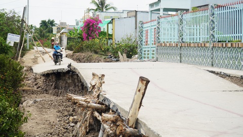 Cà Mau công bố khẩn cấp hạn hán cấp hai- Ảnh 1. Sạt lở, sụt lún đất ở huyện Trần Văn Thời đã làm chia cắt giao thông, cuộc sống người dân bị đảo lộn - Ảnh: THANH HUYỀN