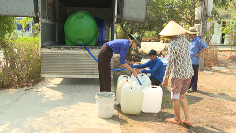 Trưng dụng xe nhà chở nước ngọt về vùng hạn mặn miền Tây- Ảnh 1. Thanh niên tình nguyện đã đến trực tiếp tại xã Tân Phước, huyện Gò Công Đông, tỉnh Tiền Giang chiết nước ngọt tặng bà con - Ảnh: THANH DỰ
