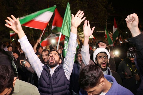 Người biểu tình hò hét trước Đại sứ quán Anh ở thủ đô Tehran sau khi Iran tấn công Israel ngày 14-4 - Ảnh: Reuters Người biểu tình hò hét trước Đại sứ quán Anh ở thủ đô Tehran sau khi Iran tấn công Israel ngày 14-4 - Ảnh: Reuters