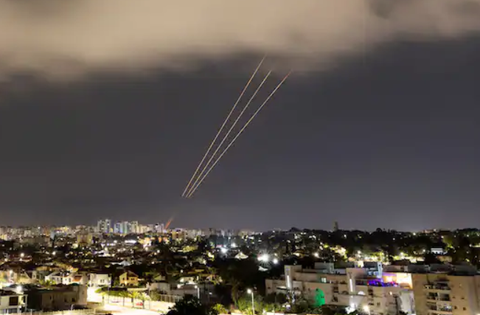 Iran vạch Một hệ thống chống tên lửa hoạt động sau khi Iran phóng máy bay không người lái và tên lửa về phía Israel đêm 13-4 - Ảnh: REUTERS
