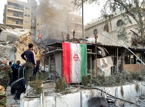 Vì sao Iran nói dùng quyền tự vệ để tấn công Israel nhưng vẫn bị lên án?- Ảnh 3. Khói bốc lên sau cuộc không kích của Israel khiến tòa Lãnh sự quán Iran ở thủ đô Damascus, Syria bị hư hại hôm 1-4 - Ảnh: REUTERS