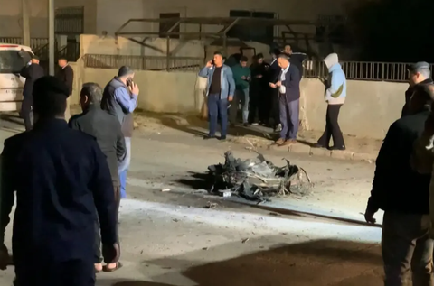 Jordan đánh chặn tên lửa của Iran là yếu tố bất ngờ- Ảnh 1. Người dân đứng xung quanh mảnh vỡ của một tên lửa mà lực lượng Jordan đã đánh chặn trên bầu trời thủ đô Amman, trong vụ Iran tấn công Israel vào sáng sớm 14-4 (giờ Việt Nam) - Ảnh: AFP