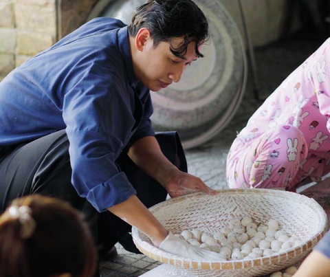 Đào Hữu Quý làm kẹo cau, một món ăn quen thuộc với tuổi thơ của nhiều người dân Huế Đào Hữu Quý làm kẹo cau, một món ăn quen thuộc với tuổi thơ của nhiều người dân Huế