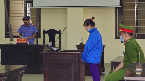 Phạt 12 năm tù người phụ nữ hoạt động nhằm lật đổ chính quyền- Ảnh 1. Bị cáo nghe cáo trạng về quá trình hoạt động nhằm lật đổ chính quyền - Ảnh: AN LONG