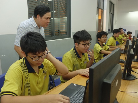 Trường chuyên Lê Hồng Phong và Trần Đại Nghĩa, TP.HCM tăng chỉ tiêu lớp 10- Ảnh 1. Học sinh lớp 10 ở Trường chuyên Lê Hồng Phong trong giờ học tin học - Ảnh: NHƯ HÙNG