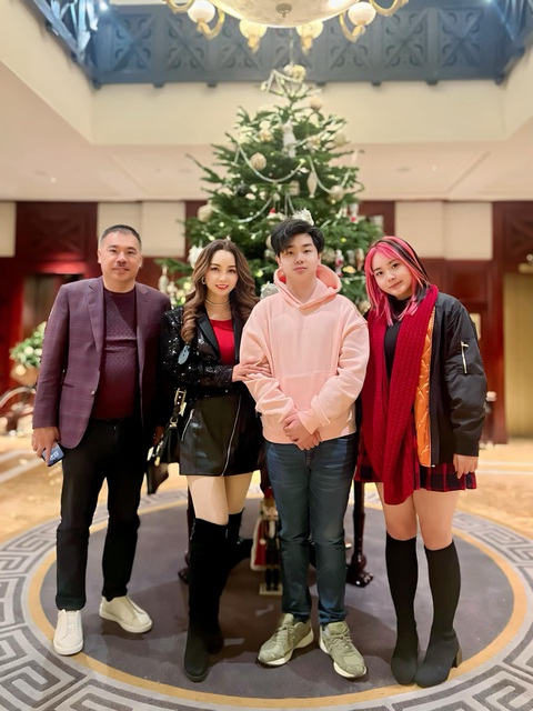 Mai Thu Huyền hạnh phúc bên cạnh ông xã cùng hai người con Mai Thu Huyền hạnh phúc bên cạnh ông xã cùng hai người con