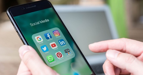 Anh xem xét cấm người dưới 16 tuổi dùng smartphone, mạng xã hội- Ảnh 1. Ngày càng nhiều người lo ngại về ảnh hưởng của mạng xã hội với người trẻ - Ảnh: AFP