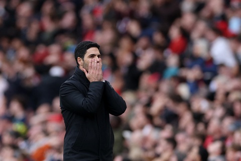 HLV Mikel Arteta: 'Arsenal cần đứng dậy sau thất bại'- Ảnh 1. Mikel Arteta động viên các cầu thủ Arsenal cần sớm lấy lại tinh thần - Ảnh: REUTERS
