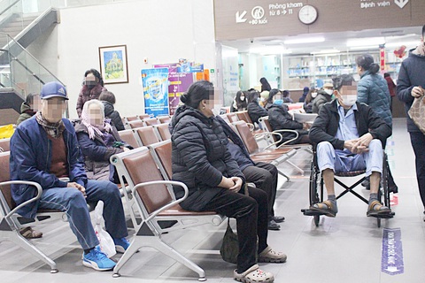 Người cao tuổi thăm khám tại Bệnh viện Lão khoa trung ương - Ảnh: DƯƠNG LIỄU Người cao tuổi thăm khám tại Bệnh viện Lão khoa trung ương - Ảnh: DƯƠNG LIỄU