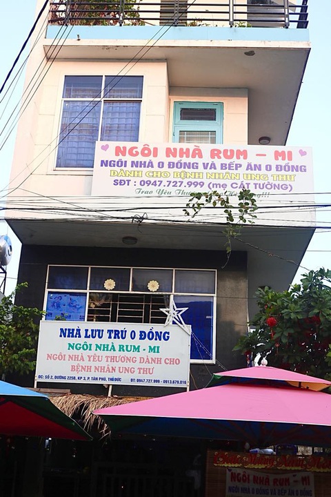 Bệnh nhi và người thân sinh hoạt tại nhà trọ và bếp ăn miễn phí Rum-Mi - Ảnh: TRÚC QUYÊN Bệnh nhi và người thân sinh hoạt tại nhà trọ và bếp ăn miễn phí Rum-Mi - Ảnh: TRÚC QUYÊN