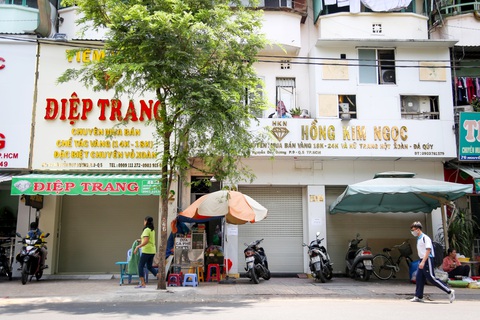 Nhiều tiệm vàng trên đường Nguyễn Duy Dương dán thông báo nghỉ dài ngày (ảnh chụp sáng 15-4) - Ảnh: PHƯƠNG QUYÊN Nhiều tiệm vàng trên đường Nguyễn Duy Dương dán thông báo nghỉ dài ngày (ảnh chụp sáng 15-4) - Ảnh: PHƯƠNG QUYÊN