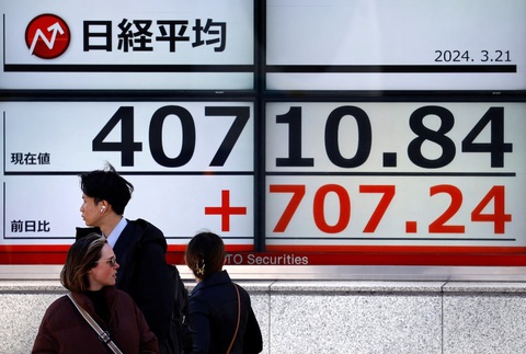 Màn hình hiển thị chỉ số Nikkei ở Tokyo, Nhật Bản - Ảnh: REUTERS Màn hình hiển thị chỉ số Nikkei ở Tokyo, Nhật Bản - Ảnh: REUTERS