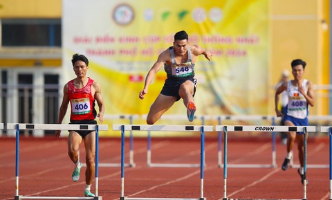 Quách Công Lịch (giữa) dễ dàng giành chiến thắng nội dung 400m rào nam - Ảnh: ĐỨC PHƯƠNG Quách Công Lịch (giữa) dễ dàng giành chiến thắng nội dung 400m rào nam - Ảnh: ĐỨC PHƯƠNG