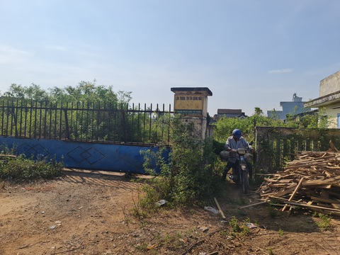 Cảnh hoang phế ở doanh nghiệp nhà nước phải xin tiền trả nợ để giải thể- Ảnh 2. Người đàn ông vào trong khuôn viên công ty cắt cỏ cho bò - Ảnh: TRẦN MAI