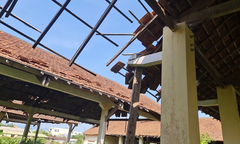 Cảnh hoang phế ở doanh nghiệp nhà nước phải xin tiền trả nợ để giải thể- Ảnh 3. Những dãy nhà làm theo kiểu công xưởng giờ hư hỏng, chờ sập - Ảnh: TRẦN MAI
