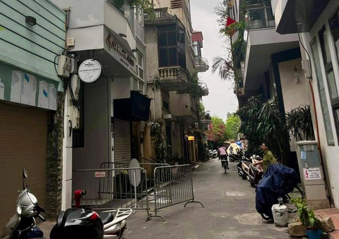 Sập mái kính nhà 7 tầng ở ngõ Tức Mạc (Hà Nội) làm 2 người chết- Ảnh 1. Hiện trường vụ sập mái kính của căn nhà ở ngõ Tức Mạc làm 4 người thương vong - Ảnh: D.A.