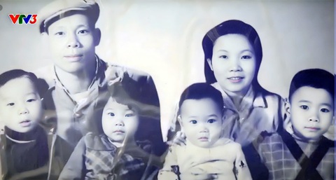 Con gái đại úy hậu cần Đỗ Thị Vấn, chị Nguyễn Thị Thúy Nga, kể rất may mắn cả bố và mẹ đều sống sót trở về sau cuộc chiến. Trong ảnh là tấm hình kỷ niệm của toàn thể gia đình - Ảnh cắt từ clip Con gái đại úy hậu cần Đỗ Thị Vấn, chị Nguyễn Thị Thúy Nga, kể rất may mắn cả bố và mẹ đều sống sót trở về sau cuộc chiến. Trong ảnh là tấm hình kỷ niệm của toàn thể gia đình - Ảnh cắt từ clip