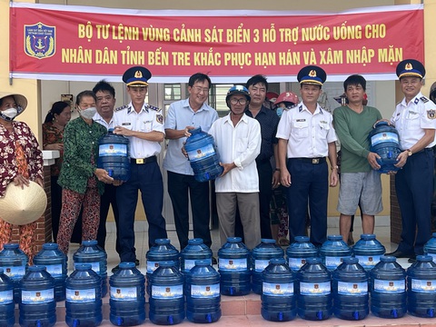 Bộ Tư lệnh Vùng Cảnh sát biển 3 tặng 1.000 bình nước cho bà con Bến Tre- Ảnh 1. Bộ Tư lệnh Vùng Cảnh sát biển 3 đã cấp phát miễn phí 1.000 bình (loại 20 lít) nước uống tinh khiết cho nhân dân tỉnh Bến Tre - Ảnh: M. T.