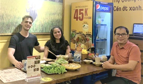 Chủ quán Nguyễn Thế Hòa (phải) luôn cầu thị lắng nghe ý kiến của thực khách đến quán thưởng thức món ăn - Ảnh: T.K. Chủ quán Nguyễn Thế Hòa (phải) luôn cầu thị lắng nghe ý kiến của thực khách đến quán thưởng thức món ăn - Ảnh: T.K.
