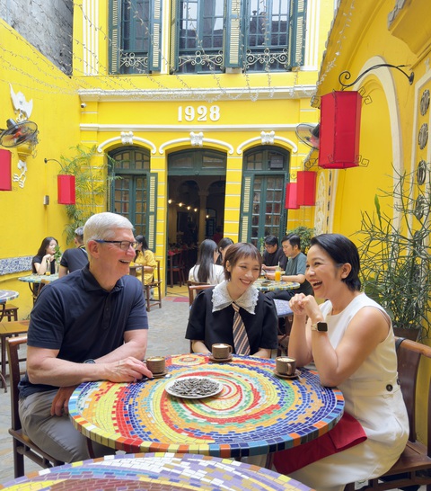 Bức ảnh CEO Tim Cook ngồi cà phê ở phố cổ Hà Nội cùng hai mẹ con ca sĩ Mỹ Linh, Mỹ Anh được cư dân mạng chia sẻ đồng loạt vào sáng 15-4 - Ảnh: X của Tim Cook Bức ảnh CEO Tim Cook ngồi cà phê ở phố cổ Hà Nội cùng hai mẹ con ca sĩ Mỹ Linh, Mỹ Anh được cư dân mạng chia sẻ đồng loạt vào sáng 15-4 - Ảnh: X của Tim Cook