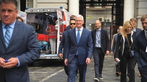 Apple chi bao nhiêu cho an ninh và chuyên cơ của CEO Tim Cook?- Ảnh 1. CEO Tim Cook trong chuyến công tác tại Ý vào tháng 9-2022 - Ảnh: REPUBBLICA NAPOLI