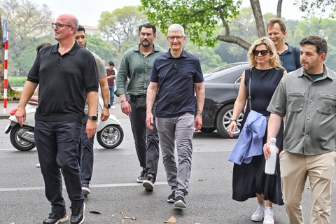 Ông Tim Cook đang có chuyến thăm hai ngày đến Việt Nam - Ảnh: AFP Ông Tim Cook đang có chuyến thăm hai ngày đến Việt Nam - Ảnh: AFP