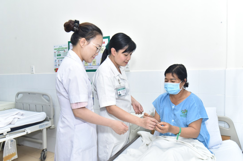 Đau bụng, mỏi lưng liên tục nhiều năm do vòng tránh thai 'đi lạc'- Ảnh 1. Các bác sĩ phẫu thuật thành công lấy vòng tránh thai
