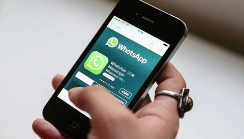 Cho trẻ 13 tuổi được dùng WhatsApp, Meta bị chỉ trích- Ảnh 1. WhatsApp bị chỉ trích đang đặt lợi ích lên hàng đầu và phớt lờ sự an toàn của trẻ em - Ảnh: AFP