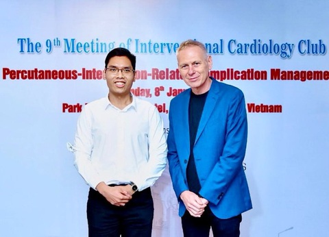 Nắng nóng, tập luyện thế nào để không nguy hiểm?- Ảnh 3. Bác sĩ Phan Tấn Tài (trái) tư vấn về việc tập thể thao trong thời tiết nắng nóng - Ảnh: NVCC