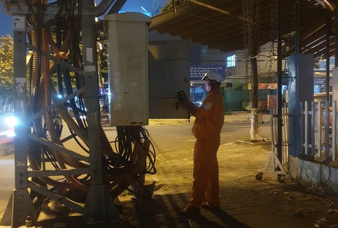 PC Đà Nẵng tăng cường kiểm tra lưới điện ban đêm- Ảnh 1. Kiểm tra tình trạng vận hành trạm biến áp