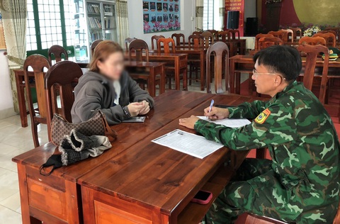Bắt người phụ nữ bị truy nã đặc biệt khi đang nhập cảnh về Việt Nam- Ảnh 1. Cán bộ Đồn biên phòng cửa khẩu quốc tế Mộc Bài (tỉnh Tây Ninh) lấy lời khai chị T. (thuộc diện truy nã đặc biệt) - Ảnh: Cơ quan chức năng cung cấp