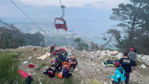 Làm gì khi đi cáp treo không may gặp sự cố?- Ảnh 1. Tai nạn cáp treo tại Thổ Nhĩ Kỳ - Ảnh: FRANCE24