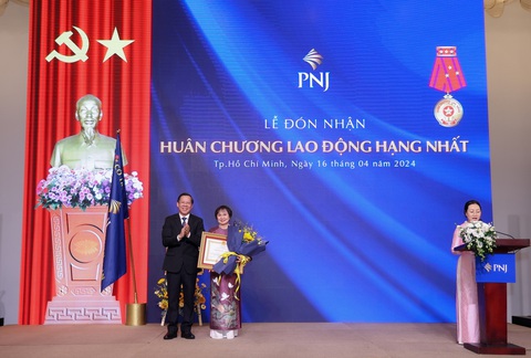 PNJ và bà Cao Thị Ngọc Dung nhận Huân chương Lao động hạng nhất- Ảnh 1. Bà Cao Thị Ngọc Dung, chủ tịch HĐQT PNJ, được trao tặng Huân chương lao động hạng Nhất lần thứ 2 - Ảnh: Minh Trường